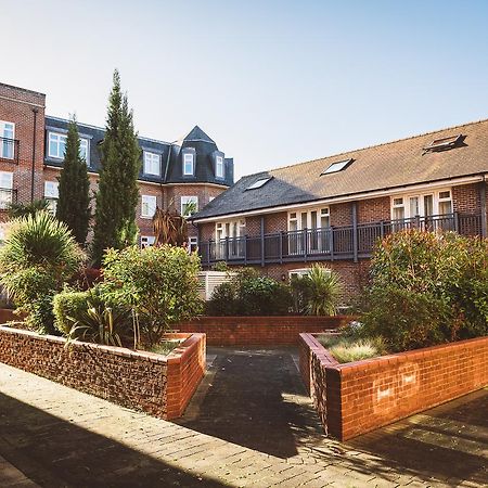 Charming Two Bedroom Apartment With Free Private Parking Leatherhead Exterior foto