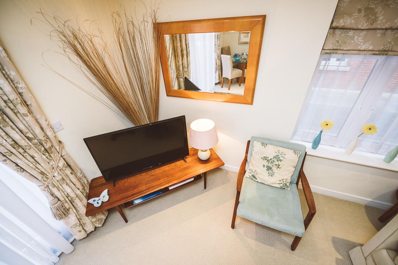 Charming Two Bedroom Apartment With Free Private Parking Leatherhead Exterior foto