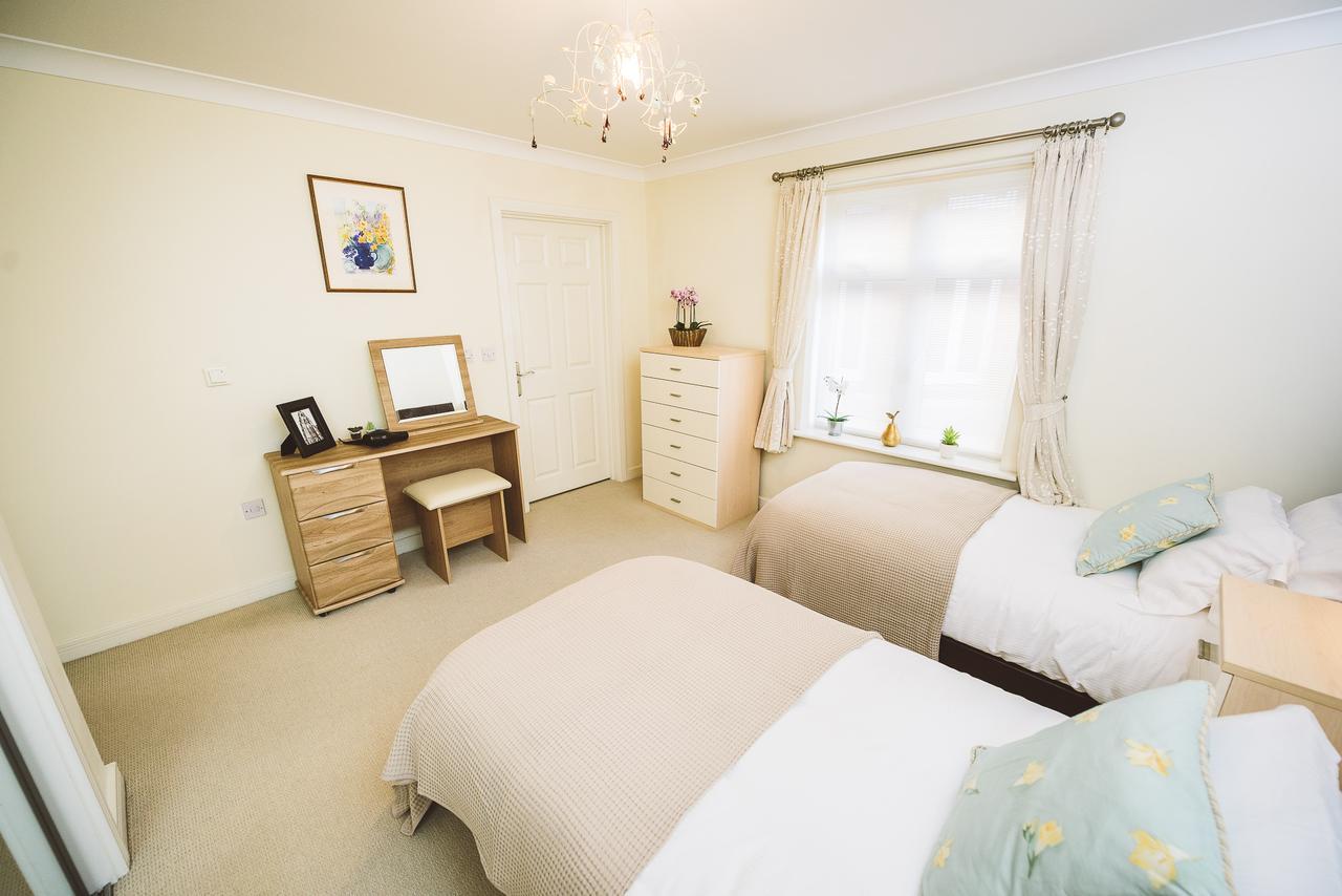 Charming Two Bedroom Apartment With Free Private Parking Leatherhead Exterior foto