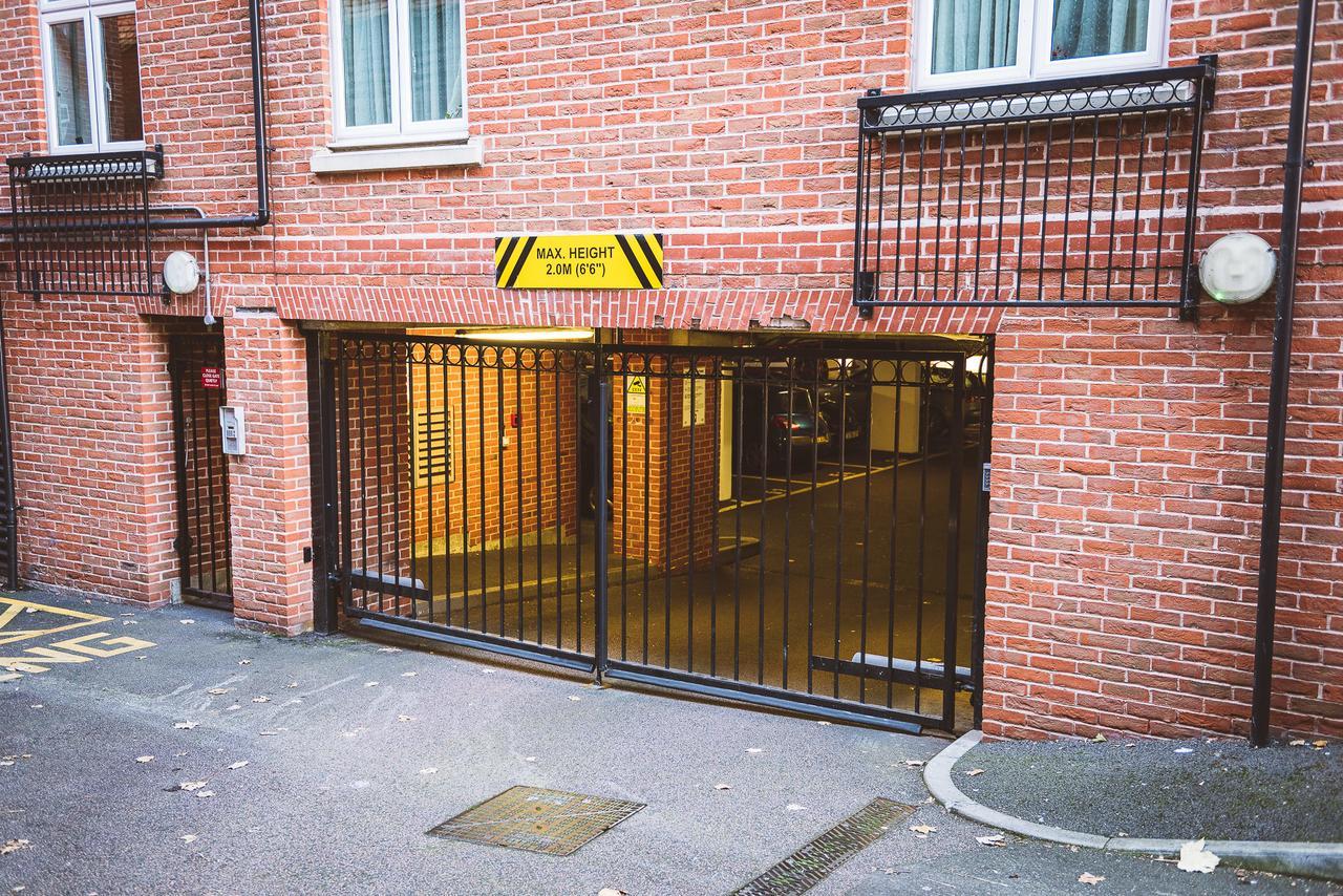 Charming Two Bedroom Apartment With Free Private Parking Leatherhead Exterior foto