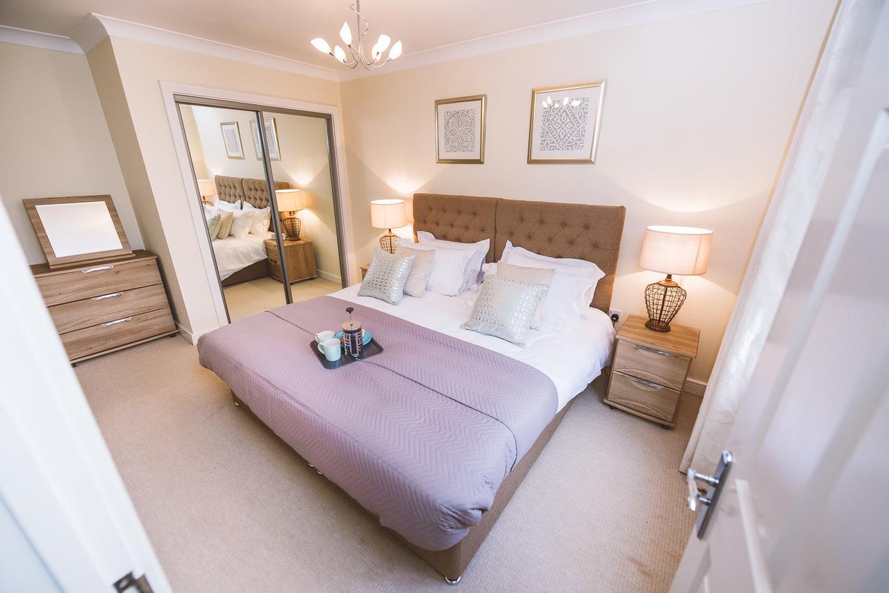 Charming Two Bedroom Apartment With Free Private Parking Leatherhead Exterior foto