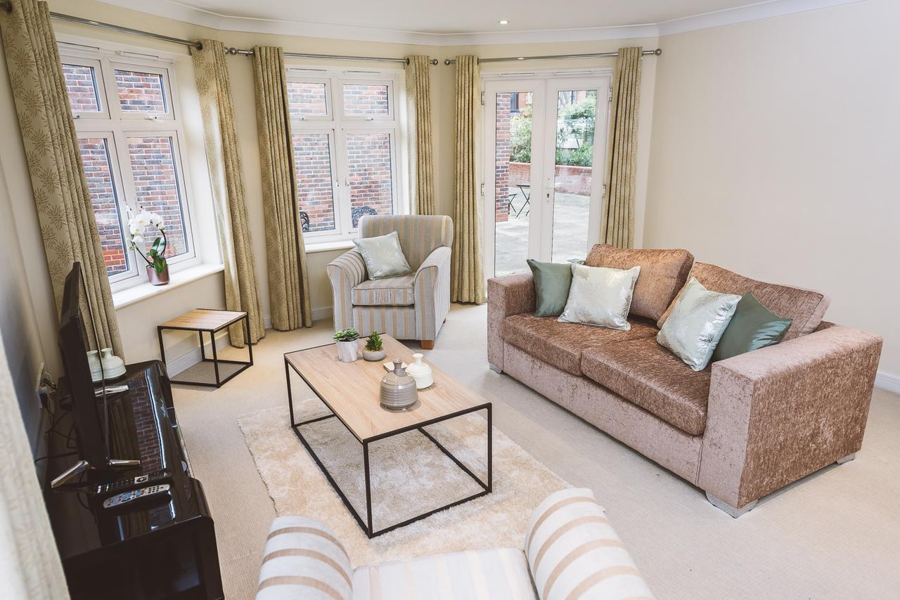 Charming Two Bedroom Apartment With Free Private Parking Leatherhead Exterior foto